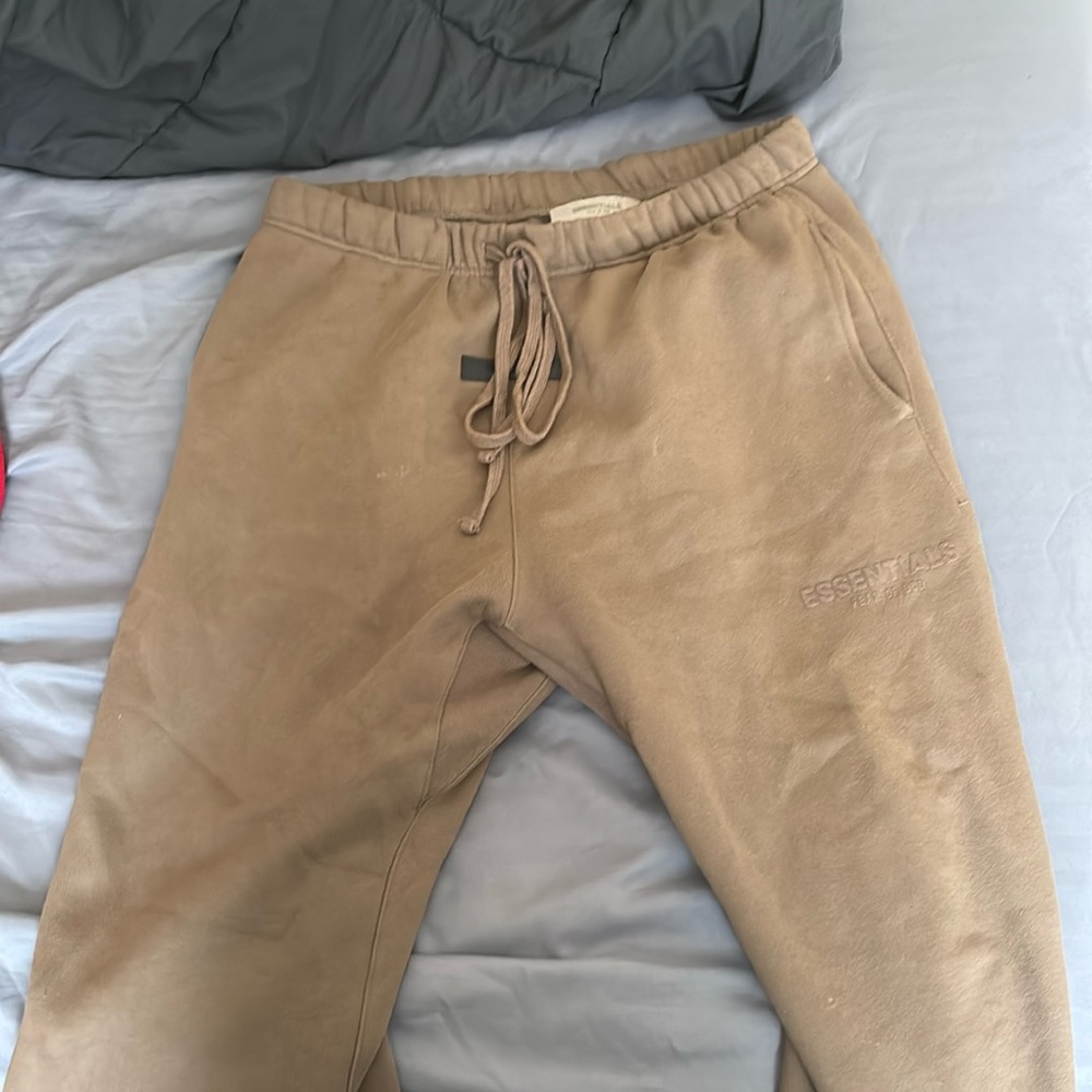 baggy fear of god x essentials sweats decently worn can be seen from pictures.